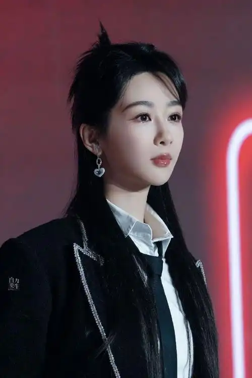 杨紫给听障粉丝比心##杨紫给听障紫米比心##杨紫黑白制服套装