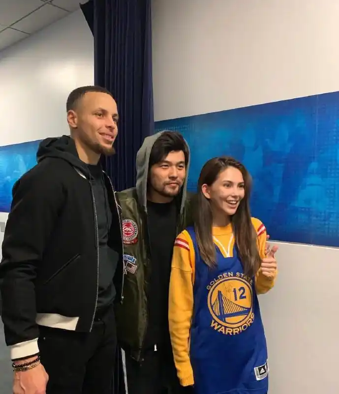 花式宠妻!周杰伦带昆凌追星 穿球衣与库里合照