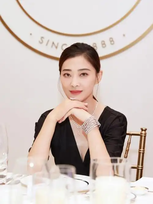 梅婷夫妇法国旅游照曝光,素颜的她皱纹和黑眼圈很明显