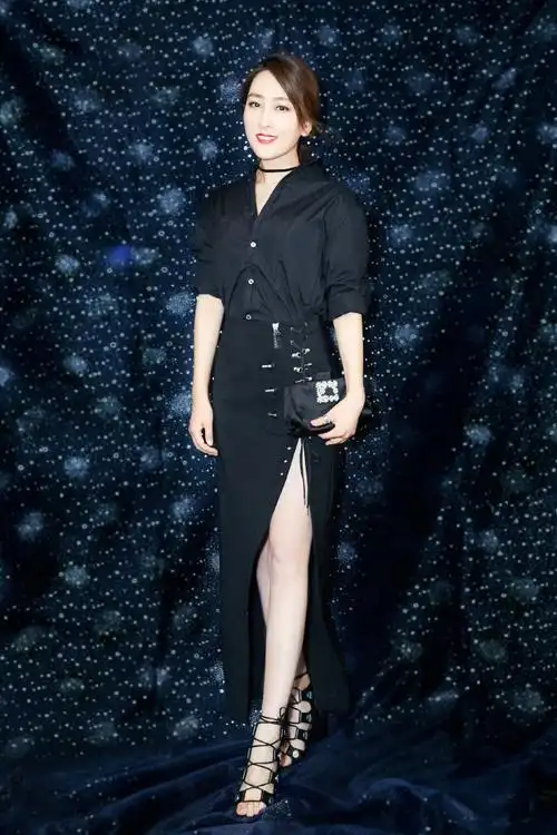 马苏黑色高叉长裙性感写真图片