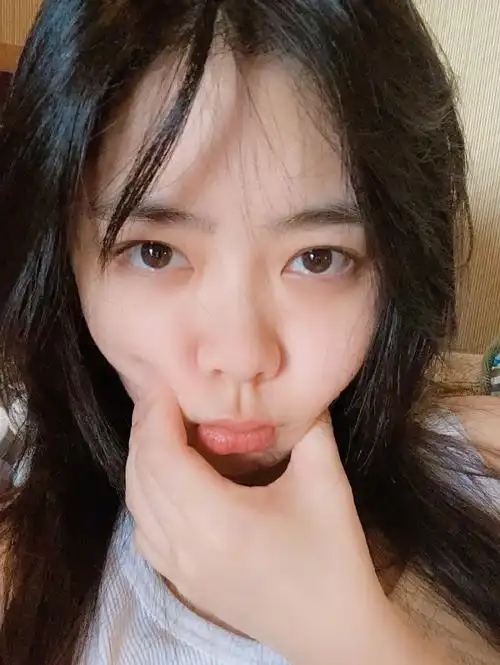 简介:谭松韵慵懒私服自拍照图片,分享一组谭松韵图片给大家,图中的