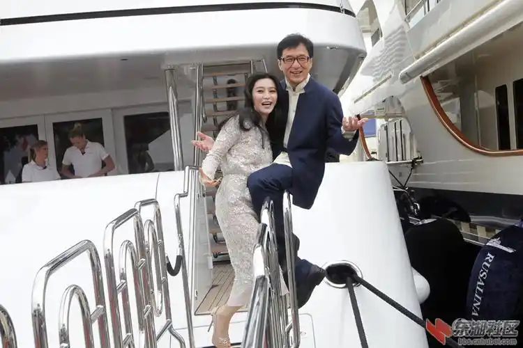 范冰冰成龙戛纳熊抱