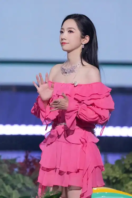 孟美岐舞台2023##孟美岐一字肩粉裙