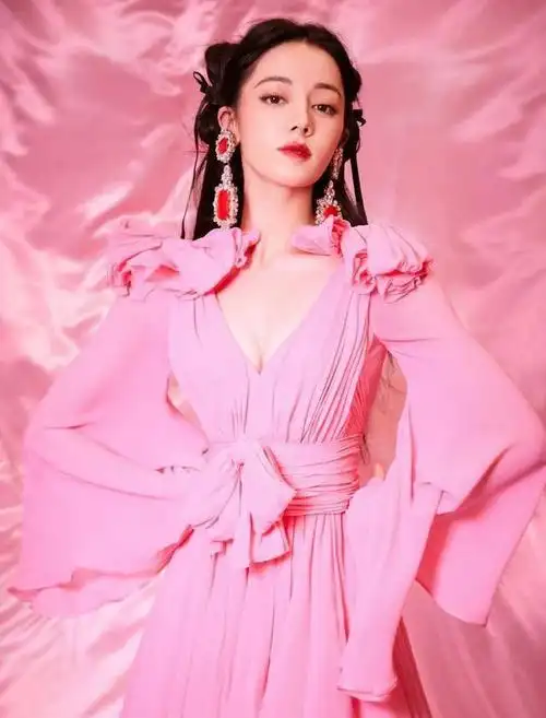 迪丽热巴粉色蝴蝶结连衣裙可爱暴击红唇吸睛貌似貂蝉性感迷人