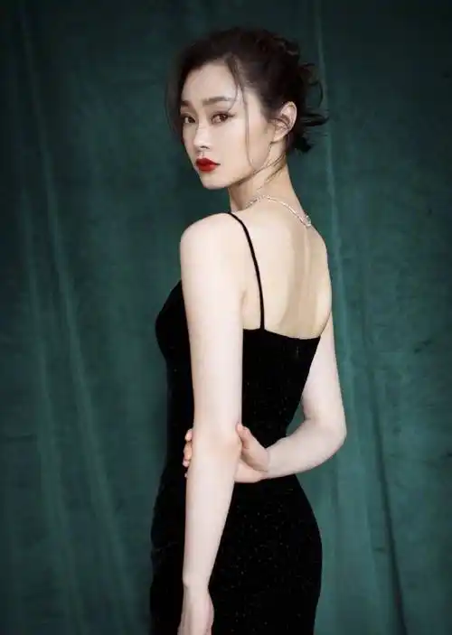 宋轶最新穿搭,一袭黑se吊带裙尽显妖娆好身材,多看一眼就沦陷-中国