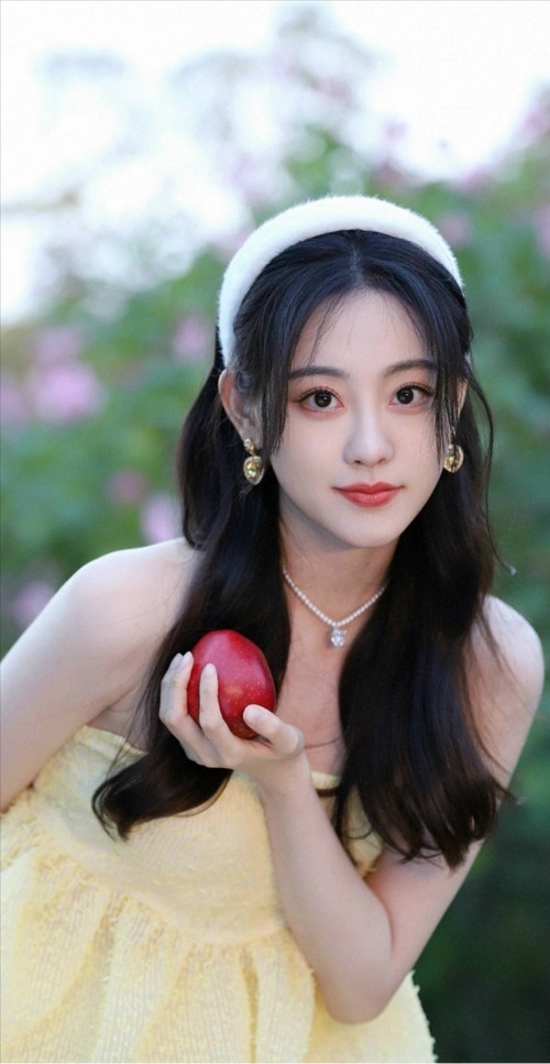 祝绪丹不愧是杨幂力捧的小花!一袭长裙现身花丛中,活脱似小仙女