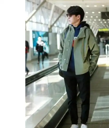 这是拄拐的靳东,真的没有想到,拄拐杖也能这般的帅气.