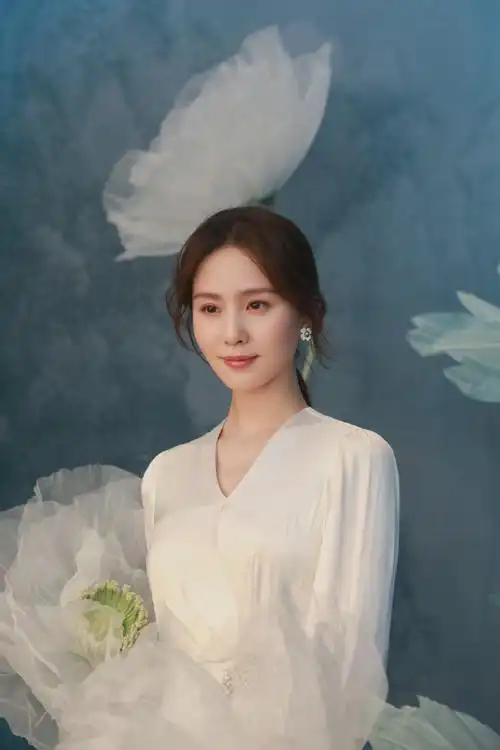 刘诗诗国风写真大片,身穿白色绸缎长裙搭配花朵耳坠,温婉动人,端庄