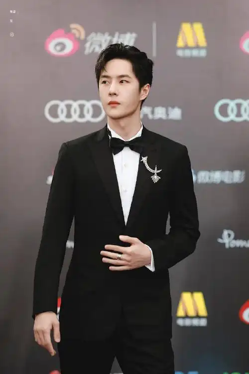 《长空之王》《无名》《热烈》三个剧组走了三次红毯今天西装王一博鲨