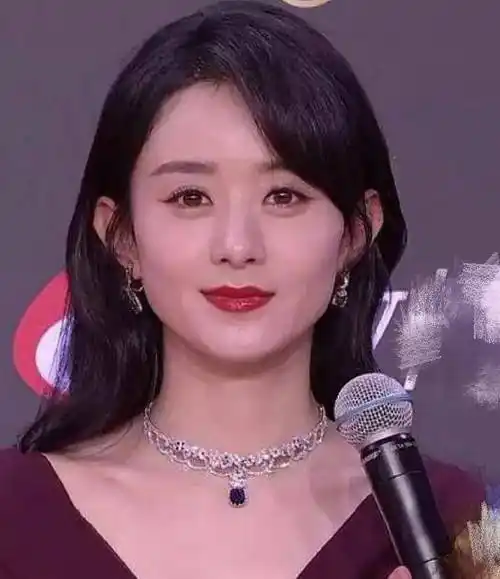 赵丽颖出镜间被截图,生图下暴露真实状态,33岁眼袋明显尽显老气_颖宝