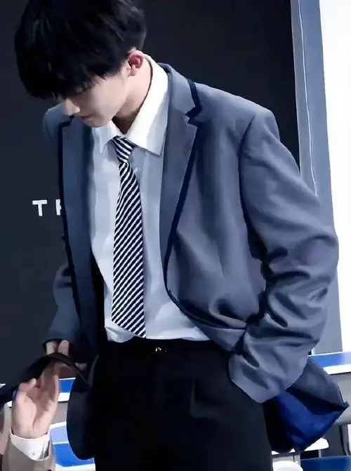 马嘉祺印花西装氛围感大片##时代少年团西装珍珠链条造型大片