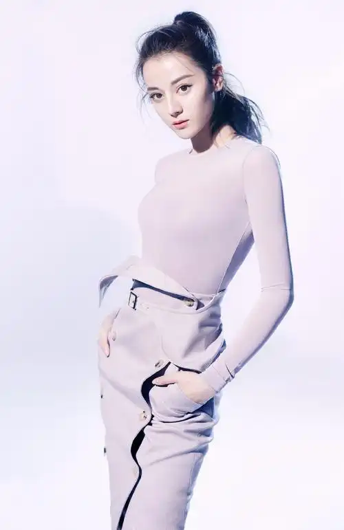 迪丽热巴魅惑迷人时尚杂志封面大片