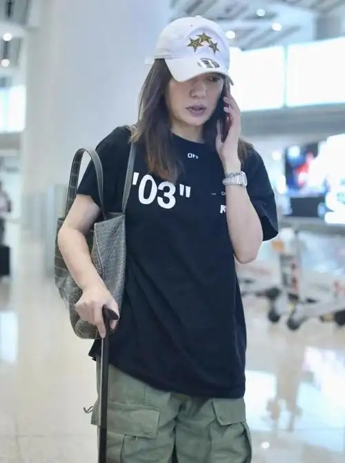 44岁赵薇素颜走机场穿黑t恤配工装裤太随性皮肤松垮得像大妈