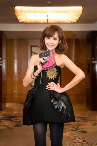 陈意涵展轻熟女俏皮性感 黑色抹胸裙小秀香肩