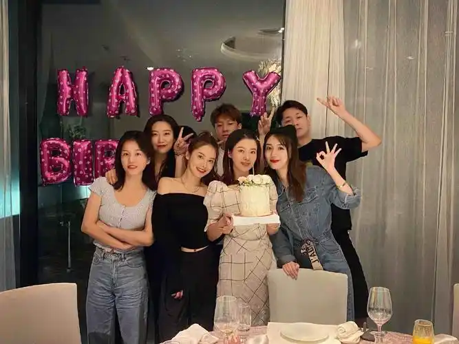 湖人女主播美娜秀出与异性合影照片 球迷:娜姐脱单了?