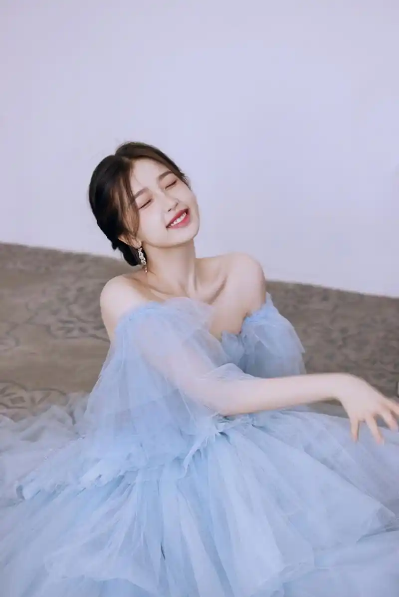 娇俏可爱,艳若桃李的#虞书欣# 一袭蓝色溜肩抹胸纱裙,丰满傲人的事业
