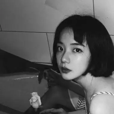 2021年最火的霸气黑白女生头像