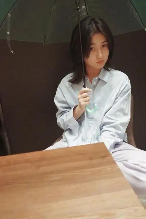 谁会不喜欢张子枫这样的女生简简单单的文艺打扮却让人很着迷