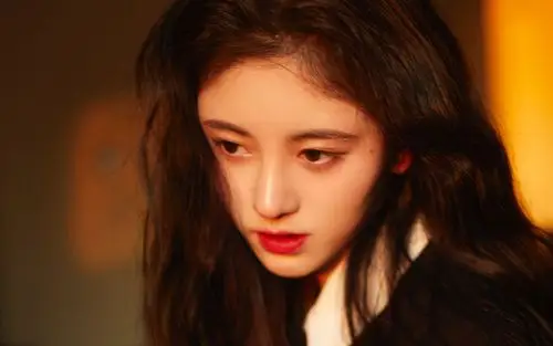 鞠婧祎卷发光影性感高清桌面壁纸_大陆明星_壁纸下载_美桌网