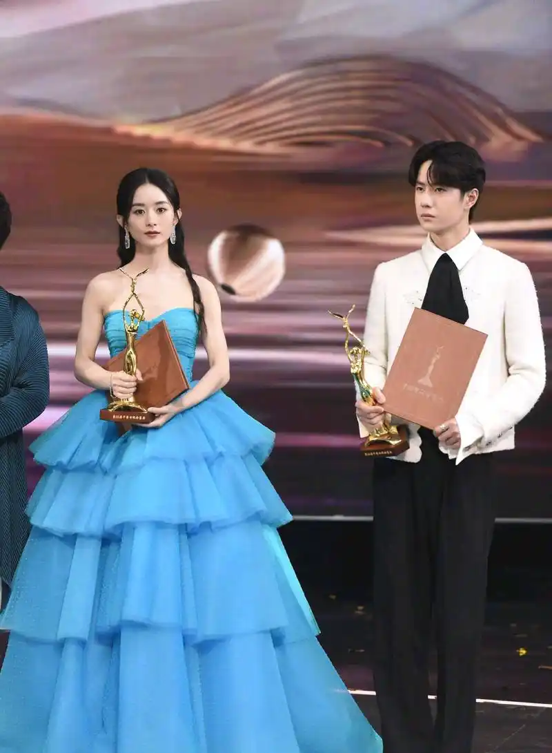 赵丽颖为王一博介绍前辈细节暖心,粉丝:这对姐弟cp真的爱了!