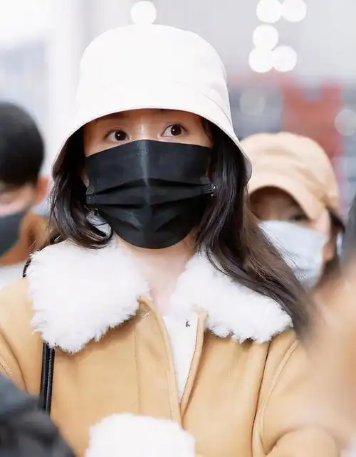 37岁杨幂现身巴黎素颜憔悴万分眉眼神态堪比大妈