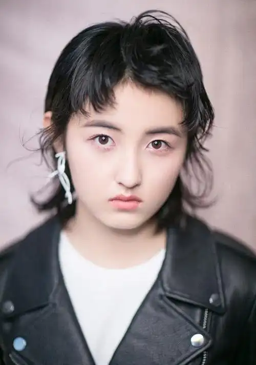 张子枫晒近距离素颜照眼睛的确不大但是挺水灵的