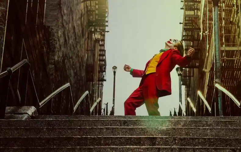 电影《小丑》:悲惨世界里的愤怒与救赎