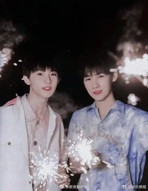 今天是马嘉祺生日,张真源晒合照为马嘉祺庆生