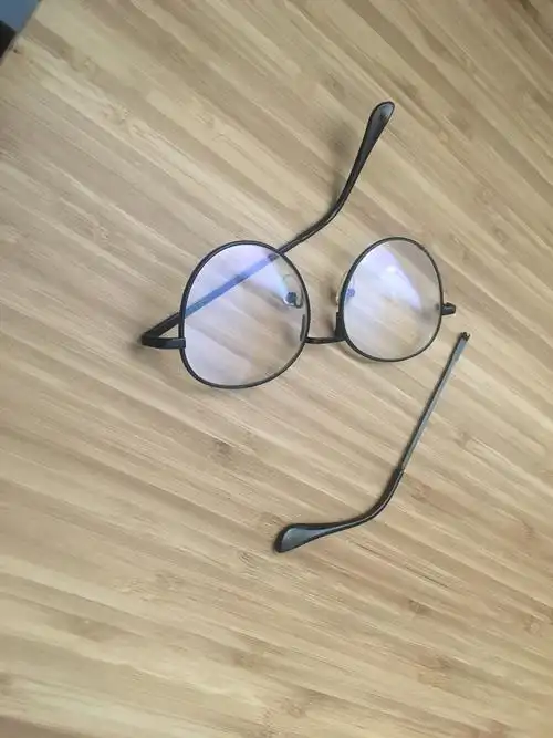 四千块的眼镜,赔还是不赔