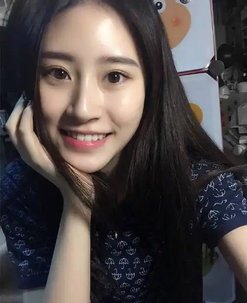 大家认为这两个照片里的女生是同一个人吗?