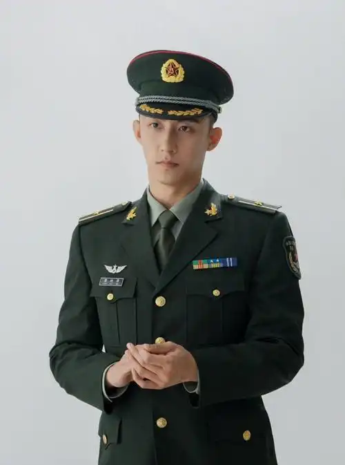 男明星穿军装,易烊千玺稚嫩,陈伟霆硬朗,看到杨洋:最有气质