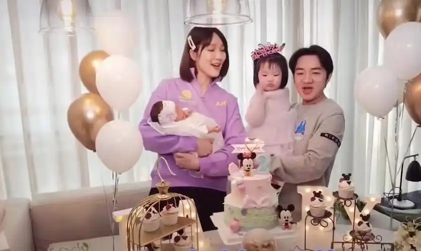 李亚男晒二胎女儿正面照,小公主鼻翼宽嘴唇厚,王祖蓝基因强大_腾讯