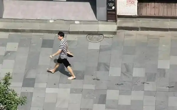 值得庆幸的是,由于救助及时,小女孩身体并无大碍,只是受了点惊吓和呛