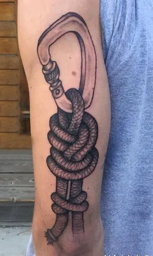 手臂绳索与金钥匙个性纹身图案