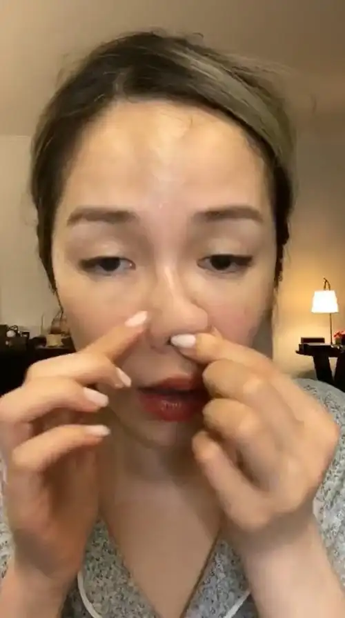 萧亚轩素颜直播回应整容传闻!额头满布皱纹尽显老态