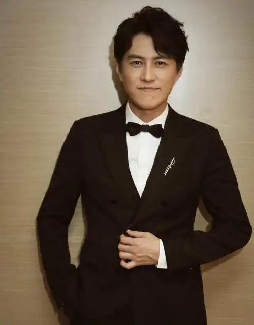 46岁靳东出席民盟换届大会站角落合照依然抢眼西装笔挺太帅气