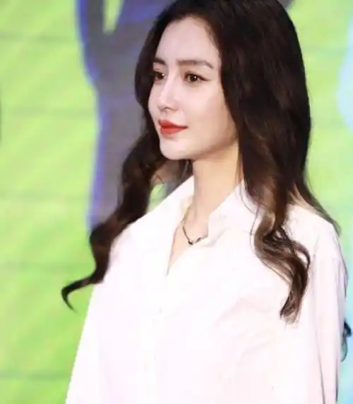 angelababy现身跑男发布会,白衬衫化身为"礼服裙",好会穿.