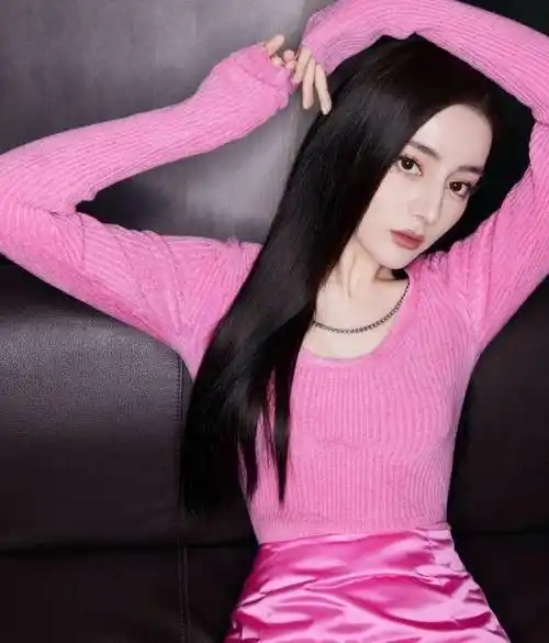 迪丽热巴久违晒自拍照,直言无滤镜不自拍,但这表情怎么怪怪的_网友_造