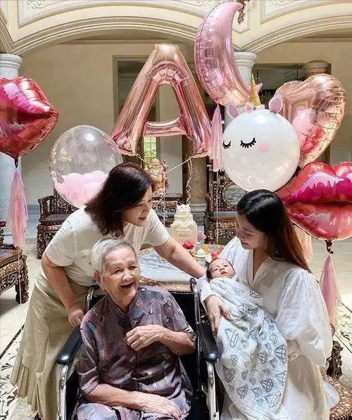 朱丽倩舅舅庆生刘德华小姨子穿绿裙抢镜陈志远两儿子超帅气