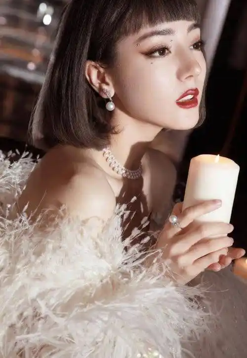 迪丽热巴短发出镜,复古名伶造型秒杀众人_感觉_礼服_整体