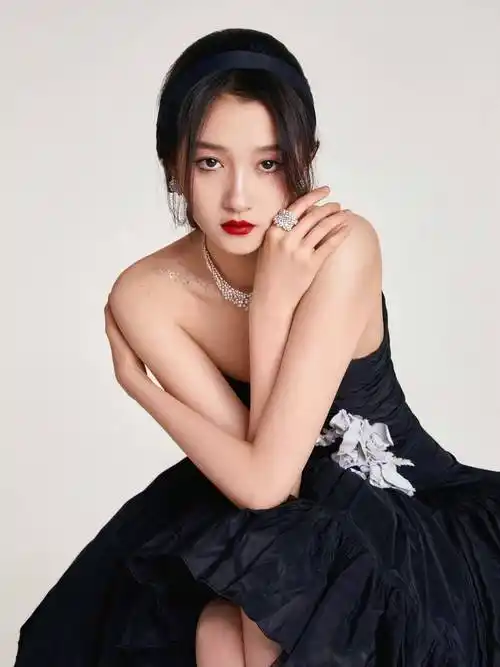 原创关晓彤魔女挑发穿出暗黑公主时尚美一袭晚礼服高级又妩媚