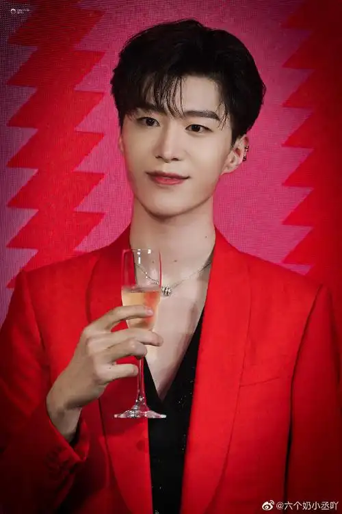 范丞丞超话#范丞丞梦里等你#究竟是红色深得人心 还是紫色魅力四射呢