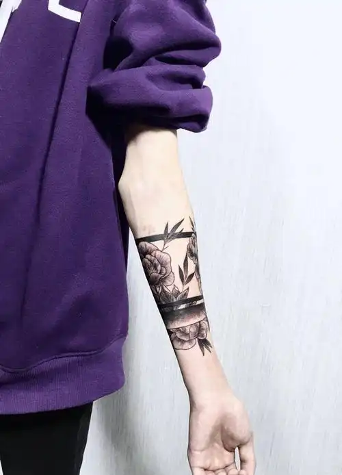 小手臂手环花纹身图片