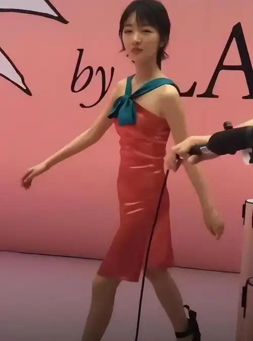 一米六多个个子,体重却只有四十多斤,有的狗仔私下拍到她,都觉得她