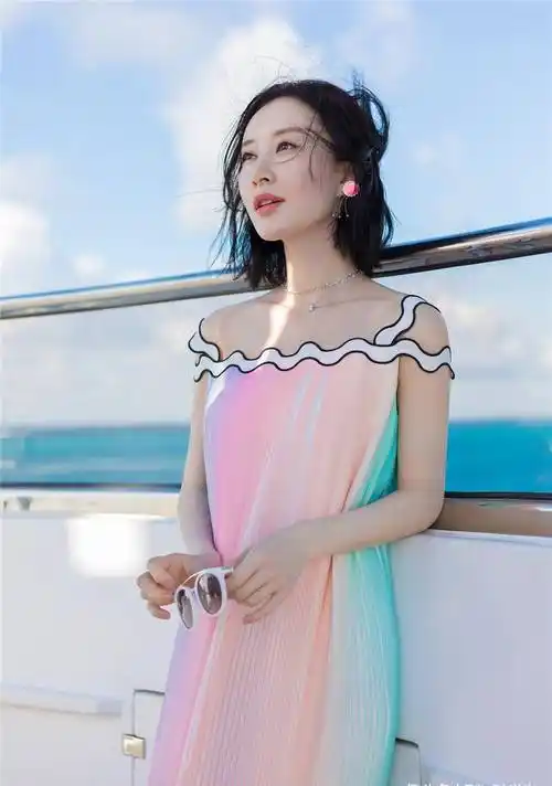 34岁舒畅大变模样,穿深v镂空裙出席活动,精致脸蛋太抢镜_裙装_服装