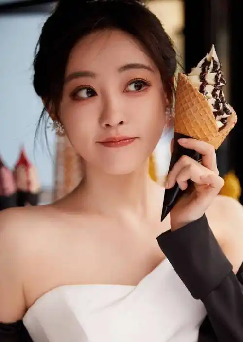 祝绪丹公主造型现身秋日街头 嘟嘴卖萌高贵又可爱_照片_笑容_一面