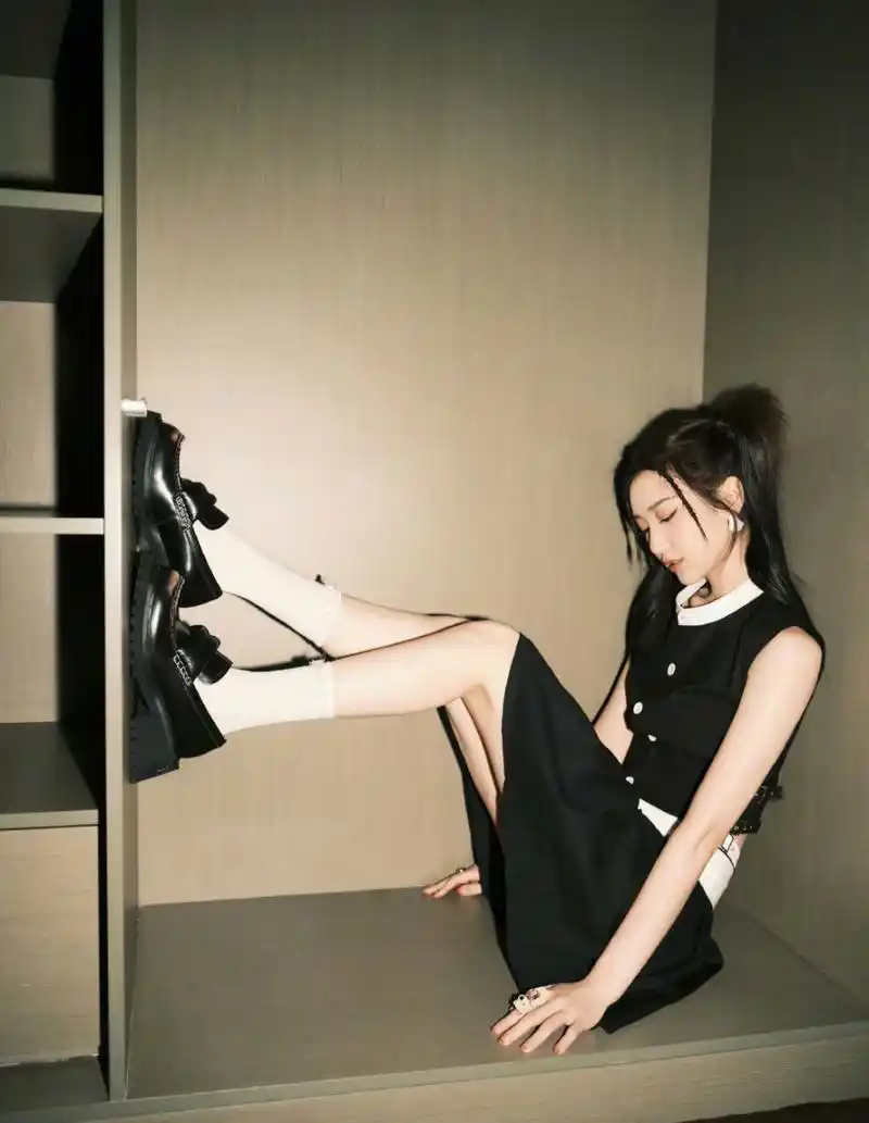 毛晓彤# 一袭黑色短裙套装,头扎双马尾,清纯甜美的容颜,窈窕曼妙的