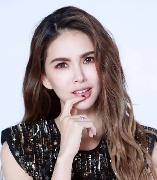 嫩模出身嫁大14岁周董,连生三胎的昆凌,没你想的那么简单