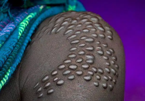 看完黑豹密集恐惧真实的鳄鱼鳞纹身更残酷疼哭了也要忍住