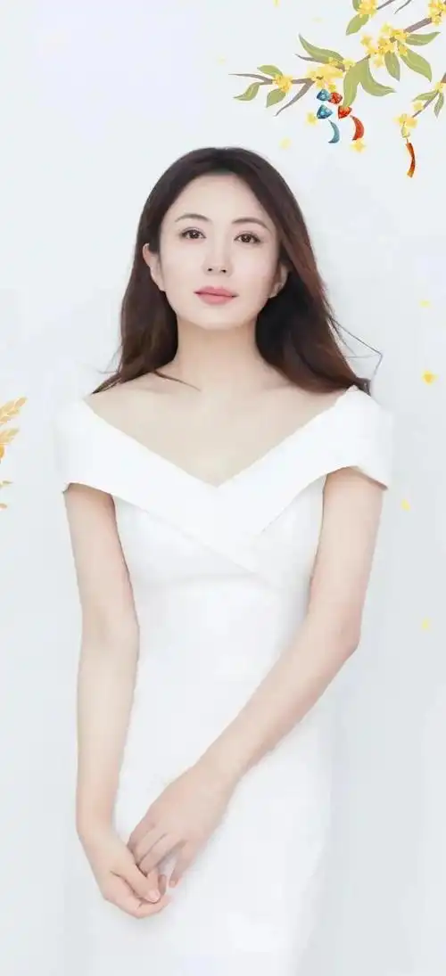 杨童舒驾驭白色服饰落落大方温婉自信优雅惊艳之美